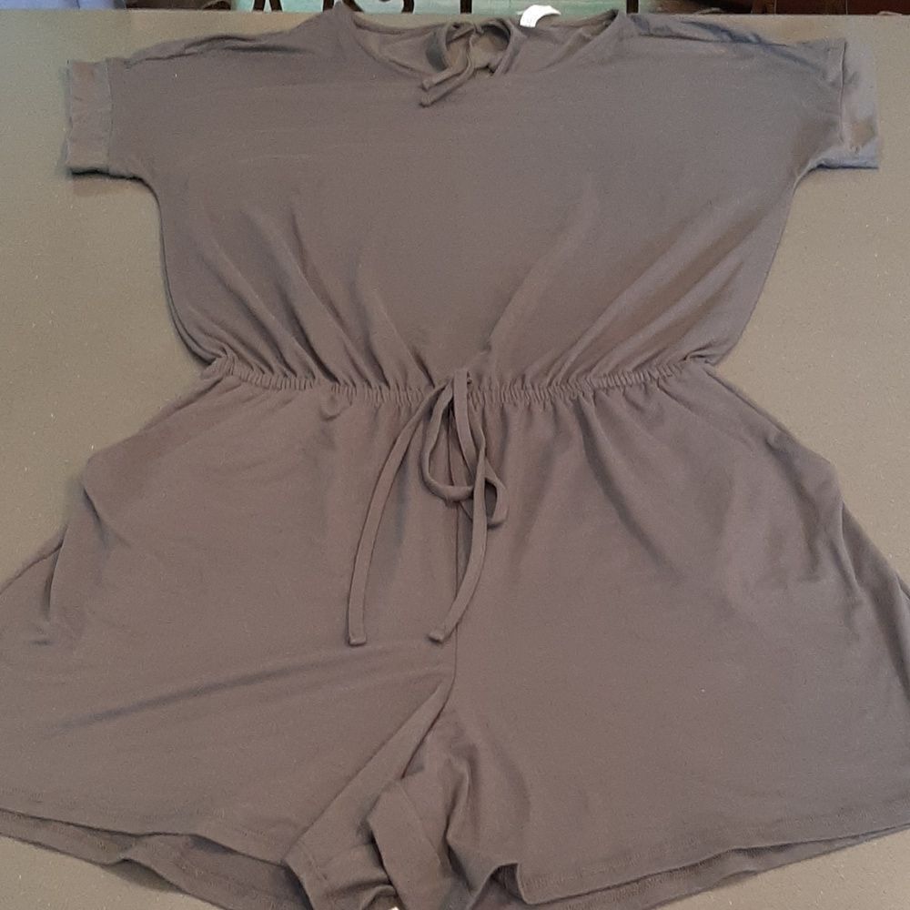 Color Alien XL Gray Romper NWT